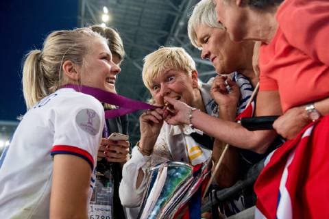 190518 Ada Hegerberg of Lyon celebrates with her family after the UEFA Women s Champions League final match between Lyon and Barcelona on May 18, 2019 in Budapest Photo Jon Olav Nesvold BILDBYRAN kod JE 160443,  Copyright: JONxOLAVxNESVOLD BB190518JE105