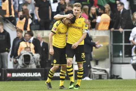 GER, DFL, 1 BL, Borussia Moenchengladbach vs. Borussia Dortmund 18 05 2019, Borussia Park Stadium, Moenchengladbach, GER, DFL, 1 BL, Borussia Moenchengladbach vs. Borussia Dortmund, DFL regulations prohibit any use of photographs as image sequences and or quasi video in picture closing cheer closing cheer emotion joy Christian Pulisic 22, Borussia Dortmund Lukasz Piszczek 26, Borussia Dortmund nph Mauelshagen nph00321