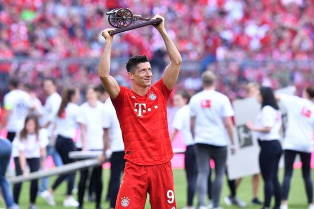 Fußball 1. Bundesliga 34. Spieltag FC Bayern München - Eintracht Frankfurt am 18.05.2019 in der Allianz Arena in München Robert Lewandowski ( München ) mit der Torjägerkanone DFL regulations prohibit any use of photographs as image sequences and or quasi-video. *** Football 1 Bundesliga 34 Matchday FC Bayern Munich Eintracht Frankfurt on 18 05 2019 at the Allianz Arena in Munich Robert Lewandowski Munich with the DFL regulations prohibit any use of photographs as image sequences and or quasi video xRx