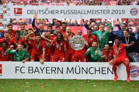 Team photo, team, team photo, team photo, with bowl, winner s board Jubel, joy, enthusiasm, award ceremony football 1 Bundesliga, 34 Spieltag, match day34, German champion, FC Bayern Muenchen M Eintracht Frankfurt F 5 1,, on 18 05 2019 in Munich A L L I A N Z A R E A, DFL REGULATIONS PROHIBIT ANY USE OF PHOTOGRAPHS ASAGE SEQUENCES AND OR QUASI VIDEO