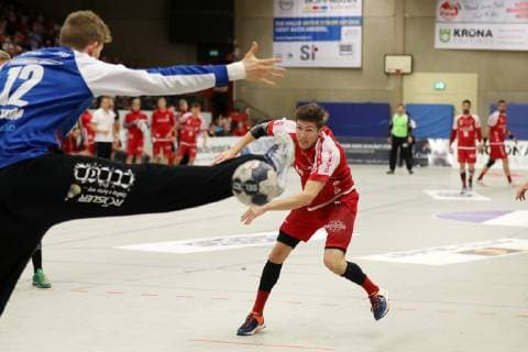 TuS Ferndorf HSC 2000 Coburg, 18 05 2019 Center Lukas Zerbe TuS Ferndorf with the 2 2 per sevenmeter against goalkeeper Konstantin Poltrum HSC 2000 Coburg , Kreuztal Stählerwiese Germany