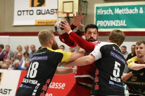 TuS Ferndorf HSC 2000 Coburg, 18 05 2019 Center Marijan Basic TuS Ferndorf is blocked from left Anton Prakapenia and Markus Hagelin HSC 2000 Coburg, Kreuztal Stählerwiese Germany