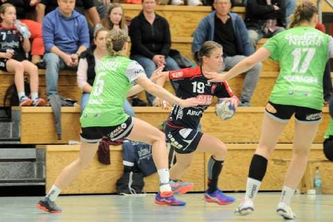 Lisa Gebhard SG H2Ku Herrenberg Kuties 19 against Isabell Schueler HSG Gedern Nidda 5 SG H2Ku Herrenberg, Handball, league game, 18 05 2019, photo TBaur Eibner SG H2Ku Herrenberg Kuties vs SG 09 Kirchhof Herrenberg Copyright: xToBaurx EibnerxPressefotox EP_TB