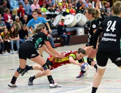 lsp 1 Handball Bundesliga Season 2018 2019 HSG Bensheim vs VfL Oldenburg 18 05 2019 Bensheim v l Acrobatic pass by Sarah van Gulik Bensheim Action, duel ba
