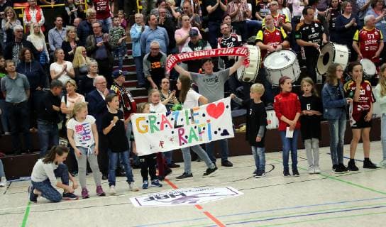 lsp 1 Handball Bundesliga Season 2018 2019 HSG Bensheim vs VfL Oldenburg 18 05 2019 Bensheim v l Fans of the Flames say goodbye to the team Action, single picture ba