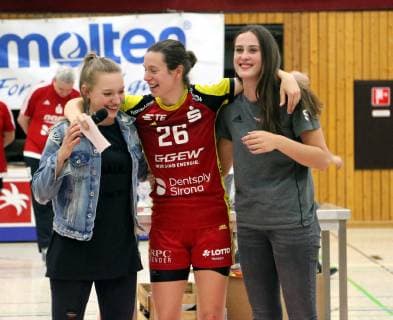 lsp 1 Handball Bundesliga Season 2018 2019 HSG Bensheim vs VfL Oldenburg 18 05 2019 Bensheim vs Sarah van Gulik bids farewell to Josephine Körner and Vildana Halilovic all Flames Action, single picture ba