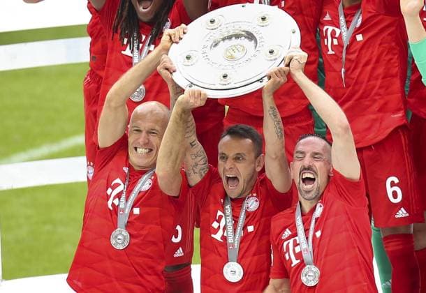 18.05.2019, Fussball 1. Bundesliga 2018 2019, 34. Spieltag, FC Bayern München - Eintracht Frankfurt, in der Allianz-Arena München. Deutscher Meister 2019 FC Bayern feiert den Titel: v.li: Arjen Robben (FC Bayern München), Rafinha (FC Bayern München) und Franck Ribery (FC Bayern München) stemmen gemeinsam die Meisterschale. ***DFL and DFB regulations prohibit any use of photographs as image sequences and or quasi-video.*** *** 18 05 2019, Football 1 Bundesliga 2018 2019, 34 Matchday, FC Bayern Munich Eintracht Frankfurt, in the Allianz Arena Munich German Champion 2019 FC Bayern celebrates the title v li Arjen Robben FC Bayern Munich , Rafinha FC Bayern Munich and Franck Ribery FC Bayern Munich together lift the championship cup DFL and DFB regulations prohibit any use of photographs as image sequences and or quasi video