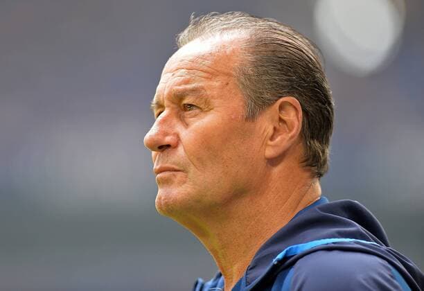 Gelsenkirchen, Germany 18 05 2019, 1 Bundesliga, 34 matchday, FC Schalke 04 VfB Stuttgart, coach Huub Stevens S04 watching Defodi Gelsenkirchen, Germany 18 05 2019, 1 Bundesliga, 34 matchday, FC Schalke 04 VfB Stuttgart, coach Huub Stevens S04 watching Defodi 09 521 021647 DeFodi521