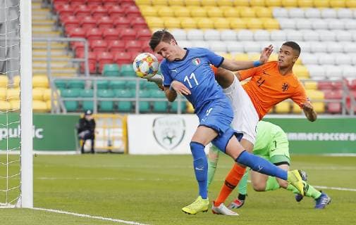 19th May 2019, Tallaght Stadium, Dublin, Ireland; UEFA Under 17 European Football Championships Final, Netherlands versus Italy; Nicol& xf2; Cudrig of Italy beats Calvin Raatsie of Netherlands but heads the ball just wide of the goal  ActionPlus12136173 PeterxFitzpatrick