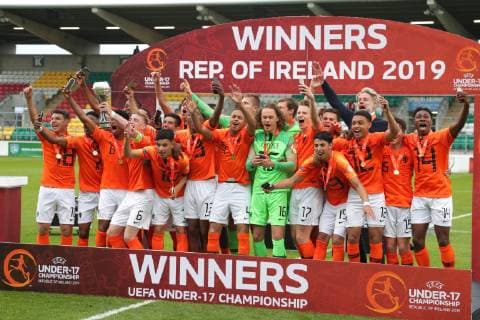 Netherlands v Italy UEFA EURO, EM, Europameisterschaft,Fussball U17, U 17 Championship Final Netherlands team players lift the trophy at the end of the UEFA Euro U17 Championship Final at Tallaght Stadium, Tallaght Content Not Available For UK Newspapers Copyright: xYannisxHalasx FIL-13275-0023
