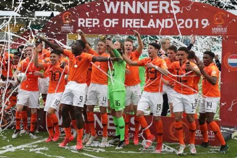 Netherlands v Italy UEFA EURO, EM, Europameisterschaft,Fussball U17, U 17 Championship Final Netherlands team players lift the trophy at the end of the UEFA Euro U17 Championship Final at Tallaght Stadium, Tallaght Content Not Available For UK Newspapers Copyright: xYannisxHalasx FIL-13275-0028