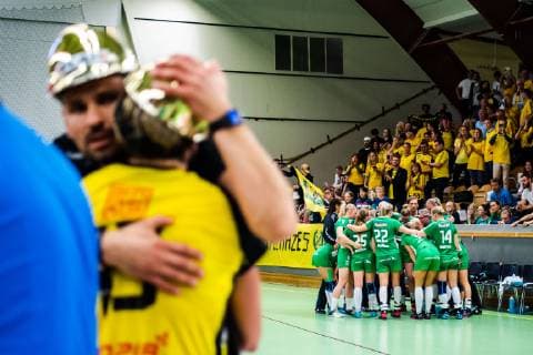 190519 Skurus players gather after final 3 in SHE between Skuru and Sävehof on May 19, 2019 in Stockholm,  Copyright: JESPERxZERMAN BB190519JZ042
