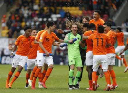 19th May 2019, Tallaght Stadium, Dublin, Ireland; UEFA Under 17 European Football Championships Final, Netherlands versus Italy; The Netherland team celebrate winning at the full time whistle with water bottles in the middle of the pitch  ActionPlus12136571 PeterxFitzpatrick