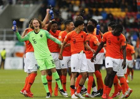 19th May 2019, Tallaght Stadium, Dublin, Ireland; UEFA Under 17 European Football Championships Final, Netherlands versus Italy; The Netherland team celebrate winning at the full time whistle with water bottles in the middle of the pitch  ActionPlus12136572 PeterxFitzpatrick