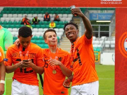 Netherlands v Italy UEFA EURO, EM, Europameisterschaft,Fussball U17, U 17 Championship Final Mohamed Sankoh of Netherlands takes a selfi with Dirk Proper at the end of the UEFA Euro U17 Championship Final at Tallaght Stadium, Tallaght Content Not Available For UK Newspapers Copyright: xYannisxHalasx FIL-13275-0084