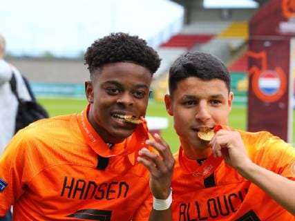 Netherlands v Italy UEFA EURO, EM, Europameisterschaft,Fussball U17, U 17 Championship Final Sontje Hansen and Soulyman Allouch of Netherlands show their winners medals at the end of the UEFA Euro U17 Championship Final at Tallaght Stadium, Tallaght Content Not Available For UK Newspapers Copyright: xYannisxHalasx FIL-13275-0086