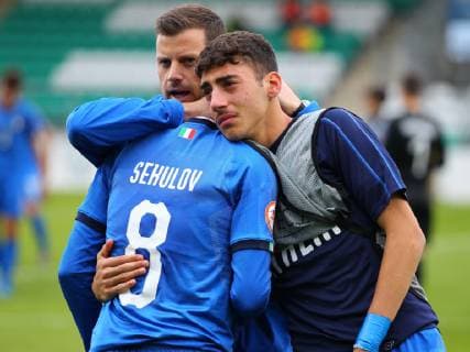 Netherlands v Italy UEFA EURO, EM, Europameisterschaft,Fussball U17, U 17 Championship Final Nikola Sekulov of Italy is condoled by his team mates at the end of the UEFA Euro U17 Championship Final at Tallaght Stadium, Tallaght Content Not Available For UK Newspapers Copyright: xYannisxHalasx FIL-13275-0102