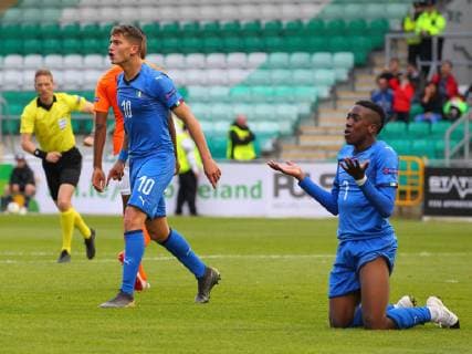 Netherlands v Italy UEFA EURO, EM, Europameisterschaft,Fussball U17, U 17 Championship Final Sebastiano Esposito and Franco Tongya of Italy dispute a match official s decision during the UEFA Euro U17 Championship Final at Tallaght Stadium, Tallaght Content Not Available For UK Newspapers Copyright: xYannisxHalasx FIL-13275-0125