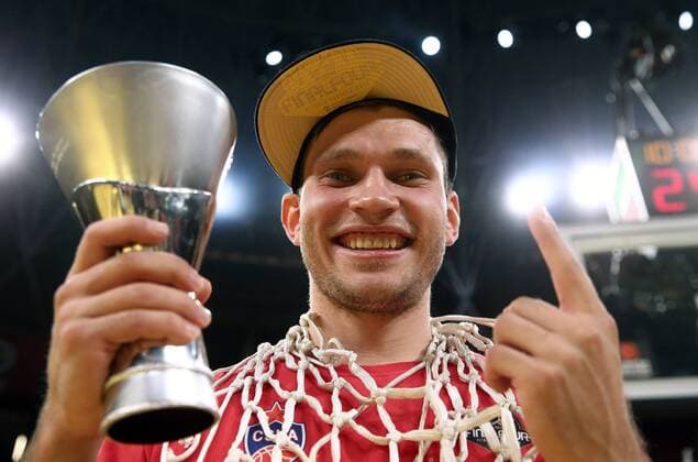 Sport Themen der Woche KW20 Sport Bilder des Tages VITORIA-GASTEIZ, SPAIN â€“ MAY 19, 2019: BC CSKA Moscow s Ivan Ukhov poses with the trophy as he celebrates winning their 2019 Basketball Euroleague Final Four championship game against BC Anadolu Efes Istanbul, at Fernando Buesa Arena. Valery Sharifulin TASS  TS0ABFD7