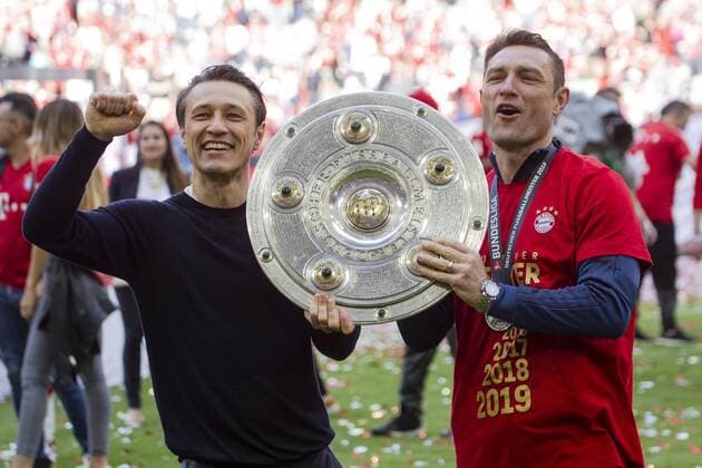 Bayern coach Niko KOVAC and brother and co coach Robert KOVAC re with the Meiserschale, Schale Fussball, FC Bayern Muenchen M Eintracht Frankfurt F 5 1, Deutscher Meister 2019, Bundesliga, 34 Spieltag, Saison 2018 2019, am 18 05 2019 in Muenchen A L L I A N Z A R E N A Deutschland Redaktionshinweis DFL regulations prohibit any use of photographs as image sequences and or quasi video