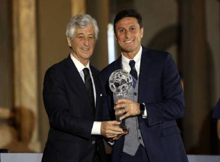 Photo Marco Bucco LaPresse May 20, 2019 Firenze , Italy soccer Awards & x201c;Hall of Fame& x201d; - 500 Hall, Palazzo Vecchio. In the pic: Javier Zanetti receives the award for best foreigner footballer from Gianni Tivera  Copyright: xMarcoxBucco LaPressex