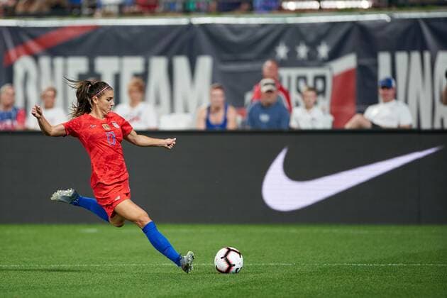 ST. LOUIS, MO - MAY 16: United States forward Alex Morgan (13) kicks the ball in game action during an International Friendly, Länderspiel, Nationalmannschaft match between the United States woman s national team, Nationalteam and the New Zealand women s national team on May 16, 2019 at Busch Stadium, in St. Louis, MO. (Photo by Robin Alam Icon Sportswire) SOCCER: MAY 16 Women s - USA v New Zealand Icon164051619132