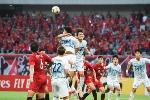SHANGHAI, CHINA - MAY 21: Joo Min-kyu 18 of Ulsan Hyundai heads for the ball during the AFC Champions League Group H match between Shanghai SIPG and Ulsan Hyundai at Shanghai Stadium on May 21, 2019 in Shanghai, China.  Copyright: xVCGx CFP111217596289 