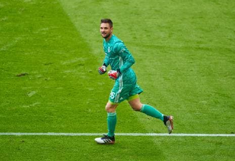 Sven ULREICH, FCB 26 Torwart. 5-1 happy, laugh, celebration,whole figure, action, single image, single action, FC BAYERN MUNICH - EINTRACHT FRANKFURT 5-1 - DFL REGULATIONS PROHIBIT ANY USE OF PHOTOGRAPHS as IMAGE SEQUENCES and or QUASI-VIDEO - 1.German Soccer League , Munich, May 18, 2019 Season 2018 2019, matchday 34, FCB, München, Photographer: Peter Schatz