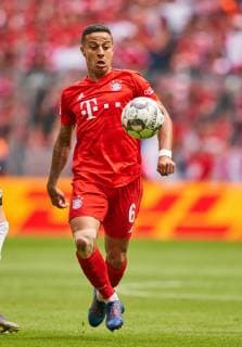 Thiago ALCANTARA, FCB 6 whole figure, action, single image, single action, red-white home shirt 2019 2020, 19 20 FC BAYERN MUNICH - EINTRACHT FRANKFURT 5-1 - DFL REGULATIONS PROHIBIT ANY USE OF PHOTOGRAPHS as IMAGE SEQUENCES and or QUASI-VIDEO - 1.German Soccer League , Munich, May 18, 2019 Season 2018 2019, matchday 34, FCB, München, Photographer: Peter Schatz