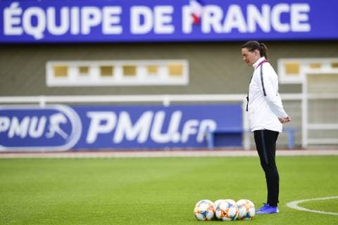Sport Bilder des Tages Corinne Diacre - Selectionneur (France) FOOTBALL : Entrainement des joueuses de l equipe de France - Clairefontaine - 21 05 2019 JBAutissier Panoramic 