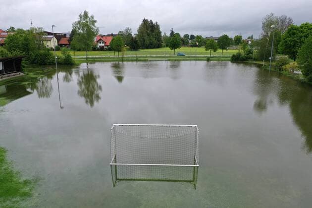 Sport Themen der Woche KW21 Sport Bilder des Tages 22.05.2019, Hochwasser in Schlingen bei Bad Wörishofen, Der komplette Sportplatz von Schlingen ist überflutet. Die Tore stehen mitten im Wasser. *** 22 05 2019, Flooding in Schlingen near Bad Wörishofen, The entire Schlingen sports field is flooded The gates are in the middle of the water