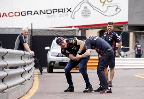 Motorsports: FIA Formula One World Championship, WM, Weltmeisterschaft 2019, Grand Prix of Monaco, 33 Max Verstappen (NLD, Aston Martin Red Bull Racing) wrestles a mechanic Monte Carlo Monaco