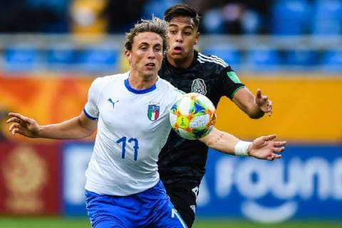 (L-R) Luca Pellegrini of Italy U20, Efrain Orona of Mexico U20 during the FIFA U-20 World Cup Poland 2019 group B match between Mexico U20 and Italy U20 at Gdynia Stadium on May 23, 2019 in Gdynia, Poland FIFA U-20 World Cup Poland 2019 2018 2019 xVIxVIxImagesx xGerritxvanxKeulenxIVx 14540218