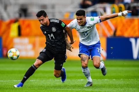 (L-R) Oswaldo Jesus Leon Montoya of Mexico U20, Gianluca Scamacca of Italy U20 during the FIFA U-20 World Cup Poland 2019 group B match between Mexico U20 and Italy U20 at Gdynia Stadium on May 23, 2019 in Gdynia, Poland FIFA U-20 World Cup Poland 2019 2018 2019 xVIxVIxImagesx xGerritxvanxKeulenxIVx 14540221