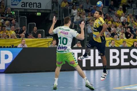 v li Sebastian Heymann Göppingen, 10 , Mads Mensah Larsen RNL, 22 , at the jump throw, throw, goal throw, action, action, game scene, 23 05 2019, Mannheim, handball, DKB Bundesliga, Rhein Neckar Löwen FRISCH AUF Göppingen xozx