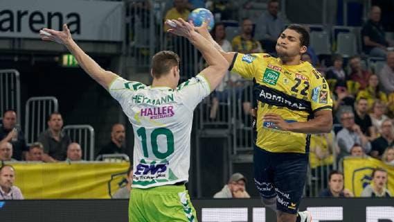 v li Sebastian Heymann Göppingen, 10 , Mads Mensah Larsen RNL, 22 , at the jump throw, throw, goal throw, action, action, game scene, 23 05 2019, Mannheim, handball, DKB Bundesliga, Rhein Neckar Löwen FRISCH AUF Göppingen xozx
