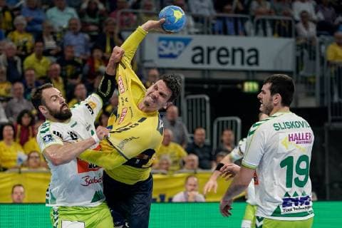 v li Tim Kneule Göppingen, 4 , Andre Schmid Andy Schmid, RNL, 2 , Ivan Sliskovic Göppingen, 19 , duel, duel, tackle, tackling, dynamics, action, action, 23 05 2019, Mannheim, handball, DKB Bundesliga, Rhein Neckar Löwen FRISCH AUF Göppingen xozx