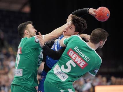 Benedikt Keller Erlangen 17 against Bastian Roscheck DHfK 19 and Andreas Rojewski DHfK 5 at the game SC DHfK Leipzig vs. HC Erlangen, Handball, 1 League, 23 05 19 SC DHfK Leipzig vs. HC Erlangen, Handball, 1 League, 23 05 19 Leipzig Copyright: xEIBNER ChristianxModlax EP_CMA