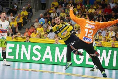 Jannik Kohlbacher Loewen in the throw against Daniel Rebmann Goeppingen in the game Rhein Neckar Loewen vs Frisch Auf Goeppingen in the 1 Handball Bundesliga on 23 05 2019, Rhein Neckar Loewen vs Frisch auf Goeppingen, Handball, 1 Handball Bundesliga, 23 05 2019 Mannheim Copyright: xEIBNER MichaelxBermelx EP_eer