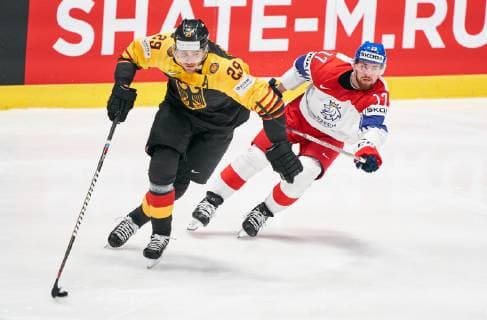 NHL, Eishockey Herren, USA Pro Player Leon DRAISAITL, DEB 29 (Edmonton Oilers) compete, fight for the puck against Filip HRONEK, CZE 17 GERMANY - CZECH REPUBLIC 1-5 Deutschland - Tschechische Republik Quarter Final IIHF Ice hockey, Eishockey WORLD CHAMPIONSHIPS in Bratislava, Slovakia, Slowakei, May 23, 2019, Season 2018 2019, DEB, CZE Photographer: Peter Schatz