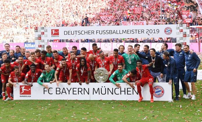 FUSSBALL 1 BUNDESLIGA SAISON 2018 2019 34 PLAY DAY FC Bayern Muenchen Eintracht Frankfurt 18 05 2019 FC Bayern celebrates winning the 29th German Championship, team photo with championship trophy Alphonso Davies, goalkeeper Manuel Neuer, Robert Lewandowski, Thiago Alcantara, Renato Sanches, Arjen Robben, Franck Ribery, goalkeeper Sven Ulreich, Mats Hummels, David Alaba, coach Niko Kovac, Co coach Robert Kovac front v li Joshua Kimmich, Thiago Alcantara, Leon Goretzka, goalkeeper Christian Fruechtl, Niklas Suele, fitness coach Dr Holger Broich, Thiago Alcantara, Javi Martinez, James Rodriguez, Jerome Boateng, Corentin Tolisso and goalkeeper Ron Torben Hoffmann back v li DFL regulations prohibit any use of photographs as image sequences and or quasi video