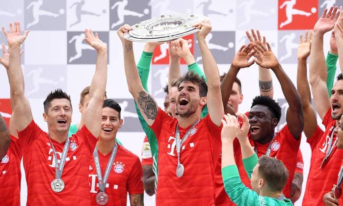 FUSSBALL 1 BUNDESLIGA SAISON 2018 2019 2019 34 PLAY DAY FC Bayern Muenchen Eintracht Frankfurt 18 05 2019 FC Bayern celebrates the win of the 29th German Championship Javi Martinez FC Bayern Muenchen with championship trophy DFL regulations prohibit any use of photographs as image sequences and or quasi video