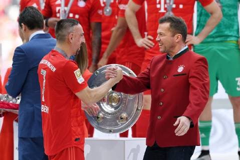 FUSSBALL 1 BUNDESLIGA SAISON 2018 2019 34 PLAY DAY FC Bayern Muenchen Eintracht Frankfurt 18 05 2019 FC Bayern celebrates winning the 29th German Championship award ceremony, Lothas Matthaeus re congratulates coach Franck Ribery li DFL regulations prohibit any use of photographs as image sequences and or quasi video