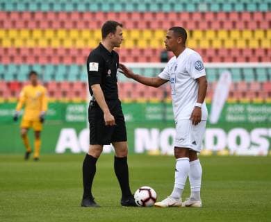 Soccer, Men, Season 2018 2019, Final at the Berlin AOK Landespokal, Tennis Borussia FC Viktoria 1889 Berlin, v l Referee Felix Zwayer Berlin , Thiago Rockenbach da Silva TeBe, Tennis Borussia , 25 05 2019, Copyright: xMatthiasxKochx