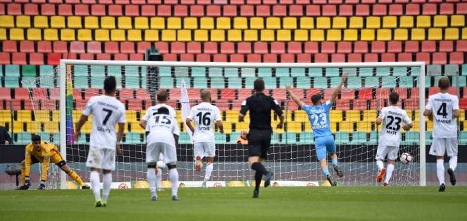 Soccer, Men, Season 2018 2019, Final at the Berlin AOK Landespokal, Tennis Borussia FC Viktoria 1889 Berlin, Rafael Brand not in the picture, FC Viktoria 89 Berlin scored the goal to 1-0 against goalkeeper Erturgrul Aktas TeBe, Tennis Borussia , 25 05 2019, Copyright: xMatthiasxKochx