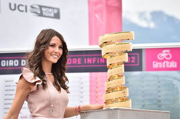 Photo Massimo Paolone LaPresse May 25, 2019 Saint-Vincent (Italy) Cycling Giro d Italia 2019 - 102th edition - stage 14 From Saint-Vincent to Courmayeur (Skyway Monte Bianco) In the pic: the miss Martina Quattrone with the trophy wears Boccadamo jewels  Copyright: xMassimoxPaolone LaPressex