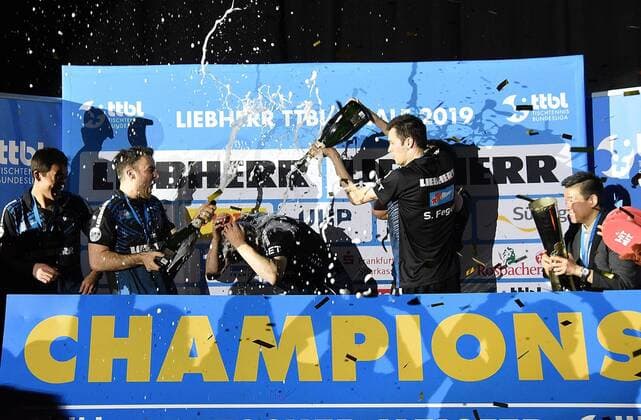 Sport Themen der Woche KW21 Sport Bilder des Tages 25.05.2019, xhbx, Tischtennis Bundesliga, TTF Liebherr Ochsenhausen - 1. FC Saarbrücken-TT emspor, v.l. Mannschaft Ochsenhausen feiert den Titel mit Pokal (DFL DFB REGULATIONS PROHIBIT ANY USE OF PHOTOGRAPHS as IMAGE SEQUENCES and or QUASI-VIDEO) Frankfurt *** 25 05 2019, xhbx, table tennis Bundesliga, TTF Liebherr Ochsenhausen 1 FC Saarbrücken TT emspor, v l Team Ochsenhausen celebrates the title with cup DFL DFB REGULATIONS PROHIBIT ANY USE OF PHOTOGRAPHS as IMAGE SEQUENCES and or QUASI VIDEO Frankfurt