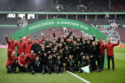 Before the start of the game Award Ceremony VfB Stuttgart A Junioren DFB Club Cup of Juniors under Winner s Arch Team Photo Group Photo 76 DFB Cup Final RB Leipzig RBL against FC Bayern München FCB 25 05 2019 DFL REGULATIONS PROHIBIT ANY USE OF PHOTOGRAPHS AS IMAGE SEQUENCES AND OR QUASI VIDEO 76 DFB Cup Final RB Leipzig RBL against FC Bayern München FCB