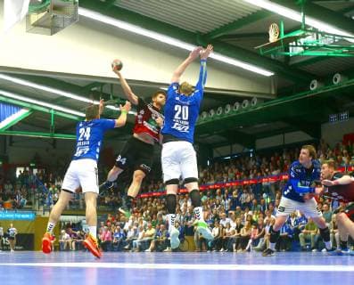 Goalscoring by Georg Pöhle Nordhorn , front Franz Schauer Aue, left and Jort Neuteboom Aue Handball 2 Liga 2018 19 EHV Aue HSG Nordhorn Lingen 28 33 am 25 5 2019 EHV Aue HSG Nordhorn Lingen