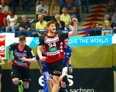 In Jubelpose Georg Pöhle Nordhorn Handball 2 League 2018 19 EHV Aue HSG Nordhorn Lingen 28 33 at 25 5 2019 EHV Aue HSG Nordhorn Lingen